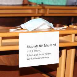 Ellenbogen-Check und Schokolade zur Begrüßung Ellenbogen-Check und Schokolade zur Begrüßung