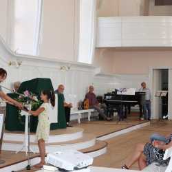 Ellenbogen-Check und Schokolade zur Begrüßung Ellenbogen-Check und Schokolade zur Begrüßung