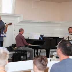 Ellenbogen-Check und Schokolade zur Begrüßung Ellenbogen-Check und Schokolade zur Begrüßung