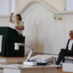 Ellenbogen-Check und Schokolade zur Begrüßung Ellenbogen-Check und Schokolade zur Begrüßung