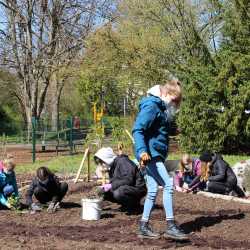 Praktische Naturpädagogik: Fachschüler legen Garten an Praktische Naturpädagogik: Fachschüler legen Garten an
