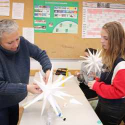 Advents-Sterne: Kunstlehrerin belebt alte Tradition Advents-Sterne: Kunstlehrerin belebt alte Tradition