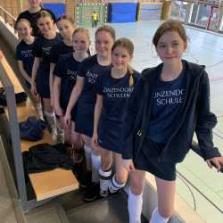 Jugend trainiert für Olympia: Hallenhockey-Spielerinnen eine Runde weiter Jugend trainiert für Olympia: Hallenhockey-Spielerinnen eine Runde weiter