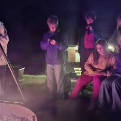 Hüttenwochenende: Drei Tage voller Lachen, Lagerfeuer und echter Gemeinschaft Hüttenwochenende: Drei Tage voller Lachen, Lagerfeuer und echter Gemeinschaft