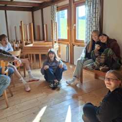 Hüttenwochenende: Drei Tage voller Lachen, Lagerfeuer und echter Gemeinschaft Hüttenwochenende: Drei Tage voller Lachen, Lagerfeuer und echter Gemeinschaft