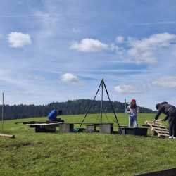 Hüttenwochenende: Drei Tage voller Lachen, Lagerfeuer und echter Gemeinschaft Hüttenwochenende: Drei Tage voller Lachen, Lagerfeuer und echter Gemeinschaft