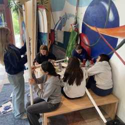 Zwischen Fußball und Fadenspiel: Ein bunter Mix aus Sport und Kreativität am zweiten Projekttag Zwischen Fußball und Fadenspiel: Ein bunter Mix aus Sport und Kreativität am zweiten Projekttag