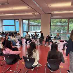 Zwischen Fußball und Fadenspiel: Ein bunter Mix aus Sport und Kreativität am zweiten Projekttag Zwischen Fußball und Fadenspiel: Ein bunter Mix aus Sport und Kreativität am zweiten Projekttag