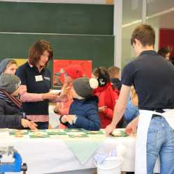 Virtuelle Viertklässlerparty: Alle Infos im Film Virtuelle Viertklässlerparty: Alle Infos im Film