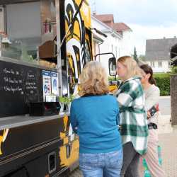 Au revoir, mae alsalama, uf Wiederluege, zàijiàn und Tschüss! Abschied von den Absolventen Au revoir, mae alsalama, uf Wiederluege, zàijiàn und Tschüss! Abschied von den Absolventen