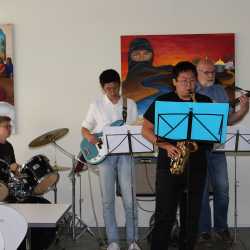 Au revoir, mae alsalama, uf Wiederluege, zàijiàn und Tschüss! Abschied von den Absolventen Au revoir, mae alsalama, uf Wiederluege, zàijiàn und Tschüss! Abschied von den Absolventen