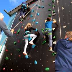 Neue Kletterwand eingeweiht Neue Kletterwand eingeweiht