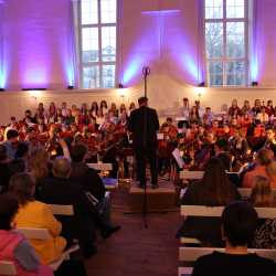 Gemeinsam im Takt: Musikwoche der Zinzendorfschulen begeistert mit ihren Ergebnissen Gemeinsam im Takt: Musikwoche der Zinzendorfschulen begeistert mit ihren Ergebnissen