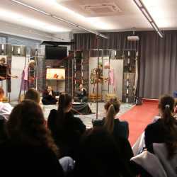 Ein Krug, acht Rollen und ein Schlager : „Der zerbrochene Krug“ im HKG Ein Krug, acht Rollen und ein Schlager : „Der zerbrochene Krug“ im HKG