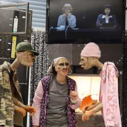 Ein Krug, acht Rollen und ein Schlager : „Der zerbrochene Krug“ im HKG Ein Krug, acht Rollen und ein Schlager : „Der zerbrochene Krug“ im HKG