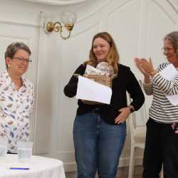 Kollegium verabschiedet sich von geschätzten Mitarbeitenden Kollegium verabschiedet sich von geschätzten Mitarbeitenden