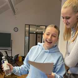 Sprache erleben - Creative Writing und Bühnenperformance mit Elias Raatz und Tonia Krupinski Sprache erleben - Creative Writing und Bühnenperformance mit Elias Raatz und Tonia Krupinski