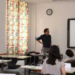 Uni-Dozent hält Vorlesung vor Mathe-Vertiefungskurs 