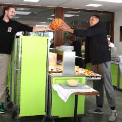 Basketball-Kooperation zwischen Zinzendorfschulen und Black Forest Panthers: Gewinner auf beiden Seiten Basketball-Kooperation zwischen Zinzendorfschulen und Black Forest Panthers: Gewinner auf beiden Seiten