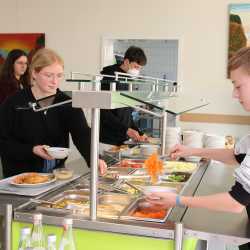 Mensa wieder mit Salatbuffet und neuem Anmeldesystem Mensa wieder mit Salatbuffet und neuem Anmeldesystem
