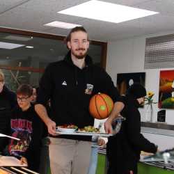 Basketball-Kooperation zwischen Zinzendorfschulen und Black Forest Panthers: Gewinner auf beiden Seiten Basketball-Kooperation zwischen Zinzendorfschulen und Black Forest Panthers: Gewinner auf beiden Seiten