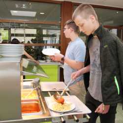 Mensa wieder mit Salatbuffet und neuem Anmeldesystem Mensa wieder mit Salatbuffet und neuem Anmeldesystem