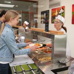 Mensa wieder mit Salatbuffet und neuem Anmeldesystem Mensa wieder mit Salatbuffet und neuem Anmeldesystem