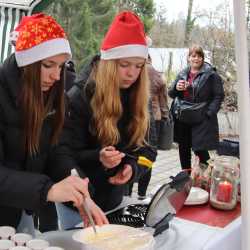 Punsch und Waffeln für Bildungsprojekt: AES-Schüler*innen beim Nikolausmarkt im CBH Punsch und Waffeln für Bildungsprojekt: AES-Schüler*innen beim Nikolausmarkt im CBH