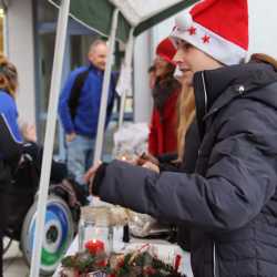 Punsch und Waffeln für Bildungsprojekt: AES-Schüler*innen beim Nikolausmarkt im CBH Punsch und Waffeln für Bildungsprojekt: AES-Schüler*innen beim Nikolausmarkt im CBH