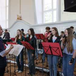 Unter- und Mittelstufe mit Ostergottesdienst in die Ferien verabschiedet Unter- und Mittelstufe mit Ostergottesdienst in die Ferien verabschiedet