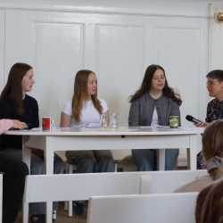 Unter- und Mittelstufe mit Ostergottesdienst in die Ferien verabschiedet Unter- und Mittelstufe mit Ostergottesdienst in die Ferien verabschiedet