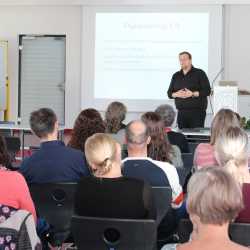 Lehrer blicken in den Cyber-Classroom Lehrer blicken in den Cyber-Classroom