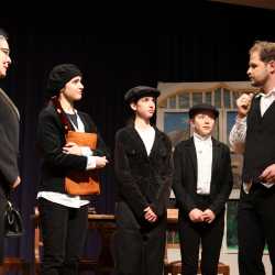 „Die Physiker“ – Ein Theaterabend zwischen Genie, Wahnsinn und Verantwortung „Die Physiker“ – Ein Theaterabend zwischen Genie, Wahnsinn und Verantwortung