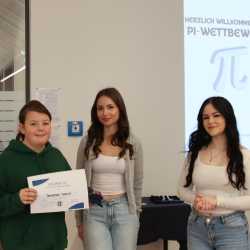 244 Nachkommastellen! Laura gewinnt den ersten Pi-Wettbewerb 244 Nachkommastellen! Laura gewinnt den ersten Pi-Wettbewerb