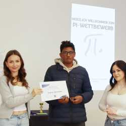 244 Nachkommastellen! Laura gewinnt den ersten Pi-Wettbewerb 244 Nachkommastellen! Laura gewinnt den ersten Pi-Wettbewerb