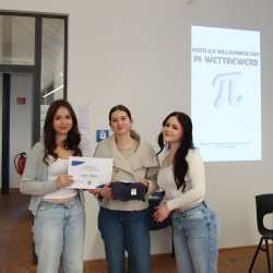 244 Nachkommastellen! Laura gewinnt den ersten Pi-Wettbewerb 244 Nachkommastellen! Laura gewinnt den ersten Pi-Wettbewerb