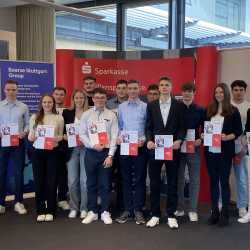 Zwei erste und ein zweiter Platz beim Planspiel Börse Zwei erste und ein zweiter Platz beim Planspiel Börse