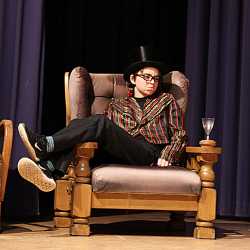 Theater-AG begeistert mit selbstentwickeltem Theaterstück Theater-AG begeistert mit selbstentwickeltem Theaterstück