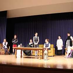 Theater-AG begeistert mit selbstentwickeltem Theaterstück Theater-AG begeistert mit selbstentwickeltem Theaterstück