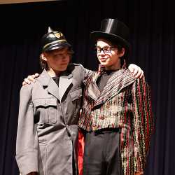 Theater-AG begeistert mit selbstentwickeltem Theaterstück Theater-AG begeistert mit selbstentwickeltem Theaterstück