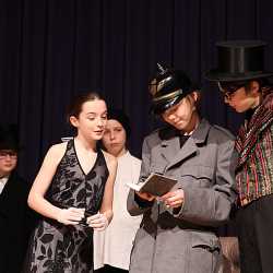 Theater-AG begeistert mit selbstentwickeltem Theaterstück Theater-AG begeistert mit selbstentwickeltem Theaterstück