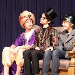 Theater-AG begeistert mit selbstentwickeltem Theaterstück Theater-AG begeistert mit selbstentwickeltem Theaterstück