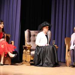 Theater-AG begeistert mit selbstentwickeltem Theaterstück Theater-AG begeistert mit selbstentwickeltem Theaterstück