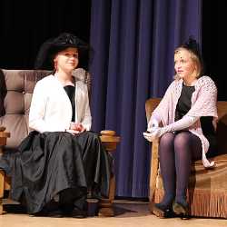 Theater-AG begeistert mit selbstentwickeltem Theaterstück Theater-AG begeistert mit selbstentwickeltem Theaterstück