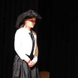 Theater-AG begeistert mit selbstentwickeltem Theaterstück Theater-AG begeistert mit selbstentwickeltem Theaterstück