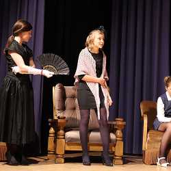 Theater-AG begeistert mit selbstentwickeltem Theaterstück Theater-AG begeistert mit selbstentwickeltem Theaterstück