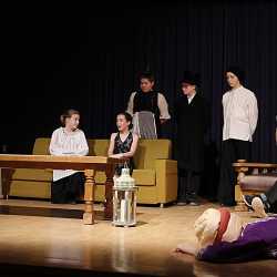 Theater-AG begeistert mit selbstentwickeltem Theaterstück Theater-AG begeistert mit selbstentwickeltem Theaterstück