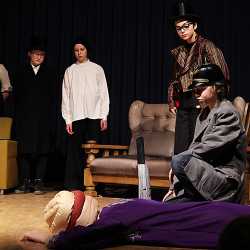 Theater-AG begeistert mit selbstentwickeltem Theaterstück Theater-AG begeistert mit selbstentwickeltem Theaterstück