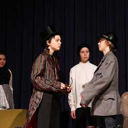 Theater-AG begeistert mit selbstentwickeltem Theaterstück Theater-AG begeistert mit selbstentwickeltem Theaterstück