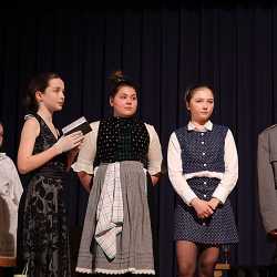 Theater-AG begeistert mit selbstentwickeltem Theaterstück Theater-AG begeistert mit selbstentwickeltem Theaterstück